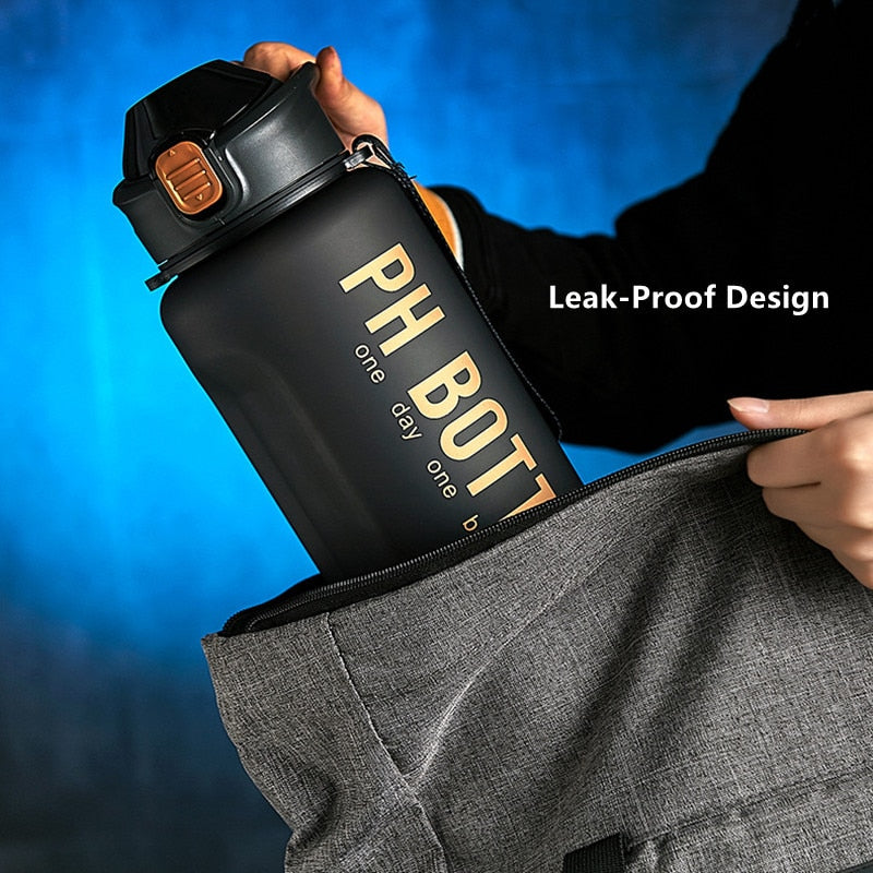 2200ml Large Capacity Water Bottles With Straw